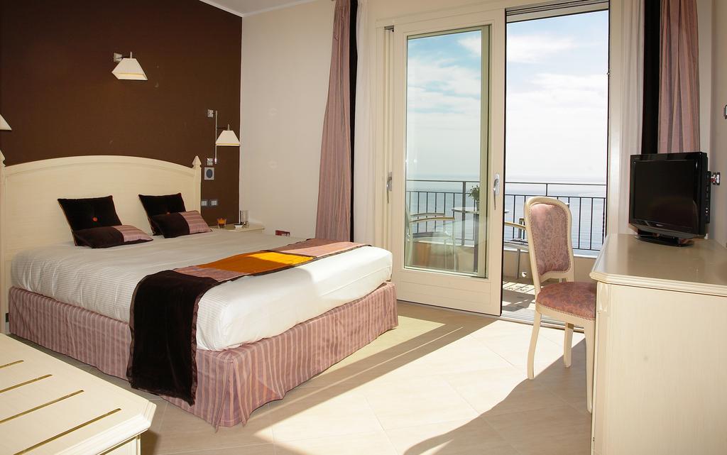 Meridiana Hotel タオルミーナ エクステリア 写真